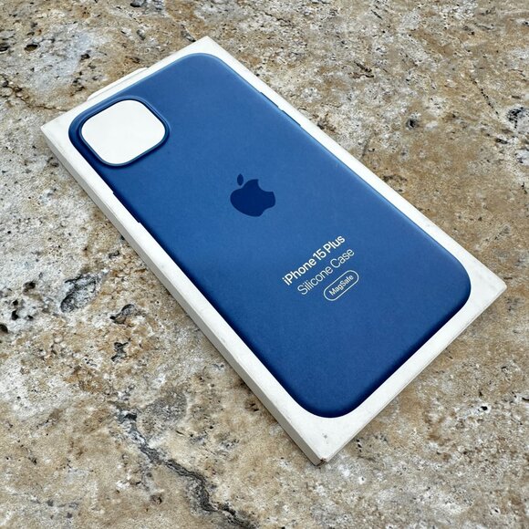 Apple iPhone 15 Plus Silicone Case with MagSafe Winter Blue MT193ZM/A New - Picture 8 of 8